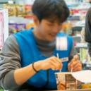 '영수증에 사지도 않은 튀김우동 있길래 항의하러 갔더니, 알바생이 먹고 있었습니다'
