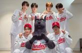 '아이돌 '투어스' 찍겠다며 '대포 카메라'로 시야 방해'...야구장 불만 후기 쏟아진 개막전 경기