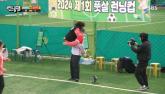 송지효가 달려와 폴짝 안기자 당황해 황급히 '매너손' 한 김종국 (영상)