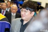 방탄 팬들이 '재계약 절대 반대' 하며 하이브 사옥 앞에 보낸 시위 트럭·근조화환