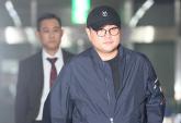 경찰 조사 후 주머니에 손 넣고 '위풍당당'하게 걸어나오는 김호중 (영상)