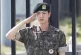 방탄 '맏형' 진 전역 축하해 주러 일부러 휴가 맞춘 멤버들...RM '특별 공연'에 빵터졌다