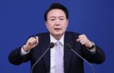 윤 대통령 '아내 잠 안 자고 내 휴대폰으로 문자 답장... '미쳤냐'라고 했다'
