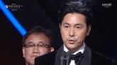 청룡영화상 시상자로 등장한 정우성, 혼외자 논란 '정면 돌파'... 굳은 표정으로 한 말