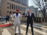 '소녀상 모욕' 미국 유튜버, 재판 1시간 늦더니 '메롱'... 법정까지 모욕