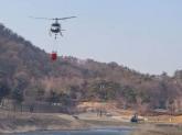 산불 진화 중인 소방헬기에 공 날린 골프녀, 결국 경찰 고발당했다