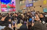 '우리도 출국해야 될 거 아냐'... 연예인 출국길, 공항 가득 찬 인파에 격분한 시민