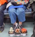 지하철서 '쩍벌'하면 민폐... 벨트로 다리 묶고 탑승한 부산 어르신