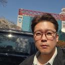 MBC 퇴사 후 프리랜서 선언한 김대호... KBS 앞에서 당당하게 '셀카' 찍었다