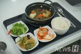 4500원 한양대 학식에 등장한 '투쁠 한우 갈비찜'... 1600인분 기부한 남자의 정체