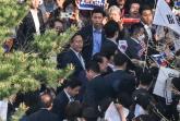 '윤 어게인' 외치는 지지자들, 자택 복귀한 윤석열 열렬히 환영
