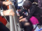 '이건 아니잖아'... 尹 퇴거에 눈물 흘리더니 실신해 쓰러진 지지자