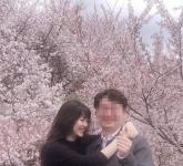 '이혼 5년차' 구혜선, 남성과 껴안고 찍은 사진 공개... 활짝 웃고 있다