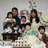 다섯째 아들 백일사진 공개한 '다둥이 맘' 정주리... '다같이 찍기 어려워, 70장 찍어 겨우 건졌다'