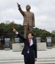 박정희 동상 앞 '같은 포즈' 취한 김문수... 사람들 반응 터졌다