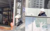유명 오디션 프로그램 출신 '고3' 연습생... 길거리서 버젓이 '흡연'