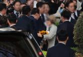 서초동 사저 돌아간 尹에 '노란 꽃다발' 준 입주민의 정체... '이 사람' 모친이었다