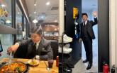 '새신랑' 조세호, 풀세팅 하고 '떡볶이' 자르는 일상 사진 공개