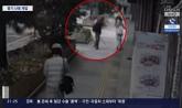 술집 주방도구 들고 행인 위협한 남성... '삼단봉' 든 경찰관의 신속한 대처 빛났다 (영상)