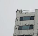 아파트 옥상 난간에 멍하게 앉은 남성... 목숨 살린 구조대원에게 찬사 쏟아지고 있다