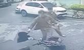 들고가던 우산 배달 오토바이에 걸리자... 냅다 발로 차 쓰러트린 남성 (영상)