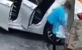 남의 집 대문 앞에 '쓰레기' 테러하고 빵집 들러 빵 사가는 여성 운전자