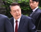 '내란 우두머리 혐의' 尹, 두번째 공개 출석... 취재진 질문에 '침묵'