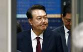 '내란 수괴' 혐의 재판 중 눈감고 침묵한 尹... 지귀연 판사 '피고인 주무시는 거 아니죠?