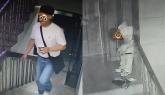 여친과 손잡고 와서 상가건물에 '대변 테러'... CCTV에 포착된 충격적 장면