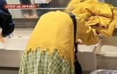제주공항 화장실 세면대서 '핸드워시'로 머리감는 여성
