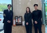 '한달 전 밝게 웃으셨는데...' 빽가, 어머니 영정사진·유골함 옆에서 너무 슬픈 표정