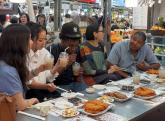 '광장시장에서 마약김밥 먹는 외국인... 자세히 보니 '존X 좋군' 짤 주인공이었습니다'