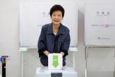 파란 체크남방 입고 사전투표소 나타난 박근혜... 투표 후 건넨 것은
