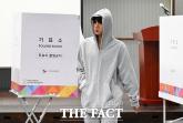 피곤한데도 아침부터 투표소 찾은 BTS 진... 퉁퉁 부은 얼굴로 소중한 한 표 행사
