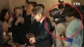 카메라 기자가 김혜경 여사 밀친 사건에 '공식사과'한 방송사... 대통령실, '이런' 반응 보였다