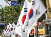 현충일이었던 어제(6일), 쓰레기봉투에 담겨 버려진 태극기들... 경찰 수사 착수