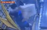 '한 명은 던지고, 한 명은 침 뱉고'... 택배 적재 아르바이트생들의 충격적인 만행