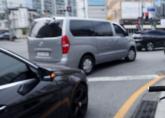 고속도로 한복판에 멈춘 승합차... 운전자는 이미 숨져 있었다