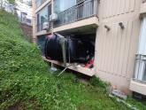 아파트 1층 집안으로 돌진한 자동차... 집에서 쉬던 80대 노인 봉변
