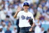 축구복 벗고 야구장 마운드 오른 손흥민... MLB 첫 시구서 완벽한 '스트라이크' 뽐냈다