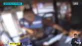 버스기사 폭행하며 난동피운 '취객'... 결국 중앙분리대 추돌 사고 발생