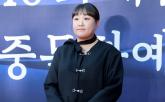 코미디계 대세 이수지, 굳은 표정으로 국립극장 레드카펫 등장
