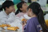 학교 비정규직 총 파업에 '급식 중단'... 또다시 밥 대신 빵 먹는 아이들