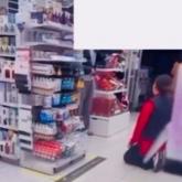 순천 다이소 '무릎 사과' 영상 일파만파... 아이 엄마 갑질에 '엄마뻘 직원' 무릎 꿇었다