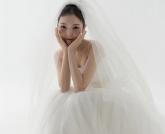 배우 박진주, 결혼 앞두고 웨딩 화보 공개... 클래식함 속 몽환적 비주얼