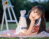 야외서 일광욕을 즐기는 소녀